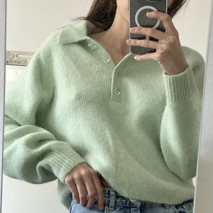 Stickad tröja - Otrolig pastellgrön stickad tröja från &otherstories. Endast använd en gång💚