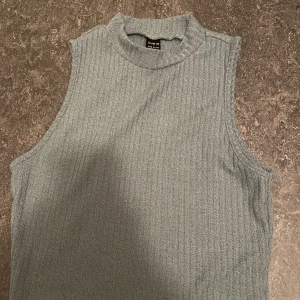 Mörk grön tröja  - Har använt den 1-3 gånger. 