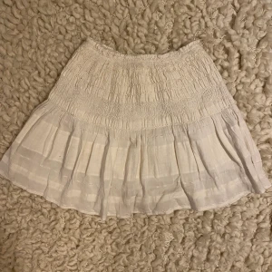 Sommarkjol vit - Supersöt sommarkjol som inte längre säljs från Zara. 