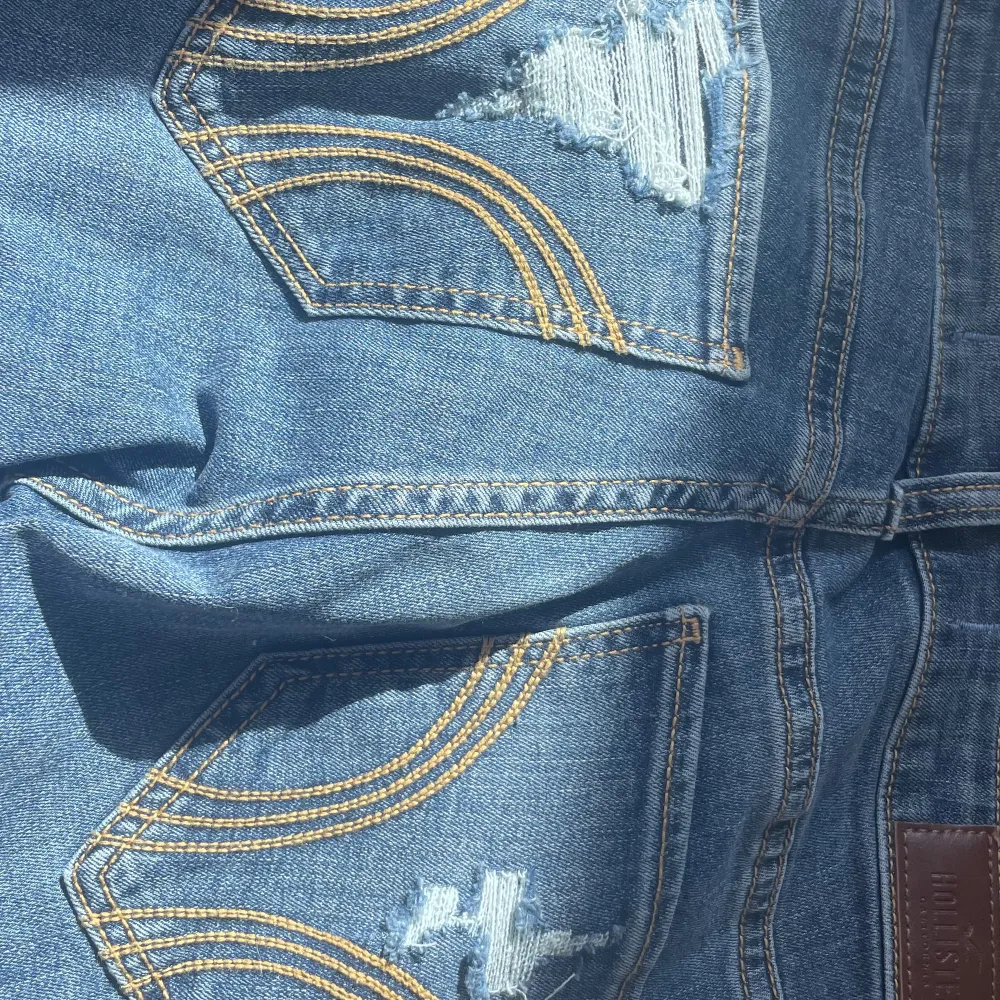 Blå hollister bootcut jeans, W23, L30. Är rätt små, skulle gissa att de är för en 10-12 åring.. Jeans & Byxor.