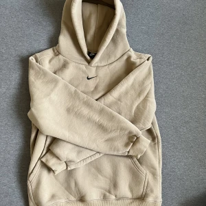 nike hoodie - nike hoodie helt ny provad 1 gång säljer den för den är för stor 