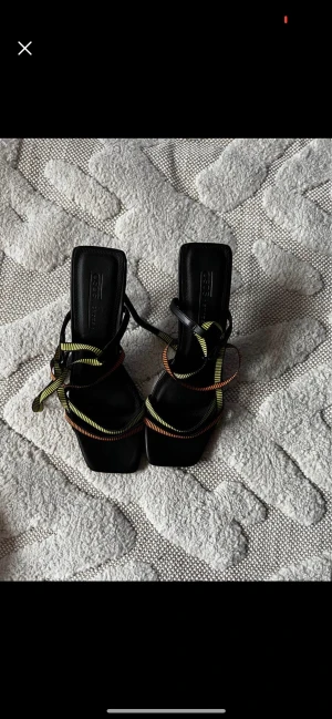 Klackskor  - Ett par oanvända klackskor i storlek 37. Säljer då jag inte kunde ha dom tyvärr.