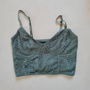 Spetstopp - Supersöt grön spetstopp från Bikbok, i jättebra kvalitet!💓 säljer då den inte kommer till använding.