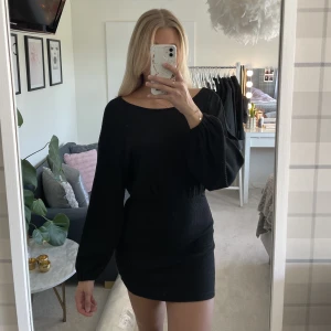 Användbar klänning  - Så snygg ribbad klänning med öppen rygg. Klänningen kan knytas i midjan antingen fram eller bak i ryggen❣️ använd Max 3 gånger 