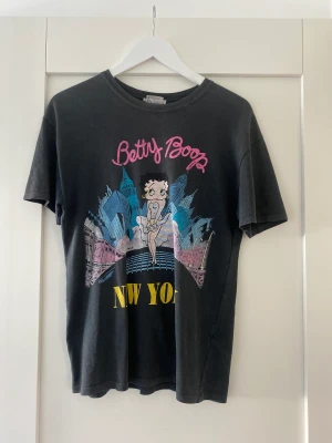 T-shirt - Super snygg t-shirt i mörk grå färg med tryck både fram och bak. Nyskick💗