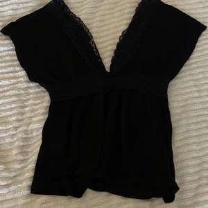 topp - svart topp i tunnt material med spetsdetaljer