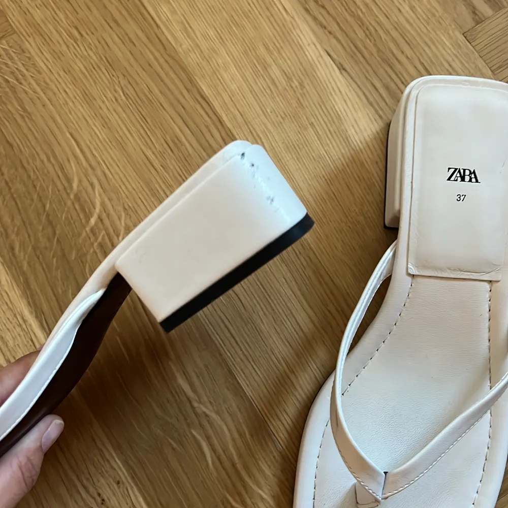 Så snygga klackar från Zara! Endast använda ett fåtal gånger, storlek 37 🤍 Mindre defekt syns på bild 3. . Skor.