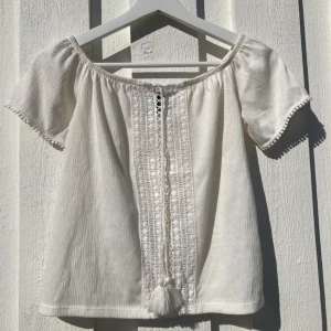 Söt blus - Jättesöt blus, perfekt till sommaren. Oanvänd så i nyskick. Tveka inte vid frågor❤️ många intresserade så jag startade en budgivning, köp annars direkt för 249🫶🏼