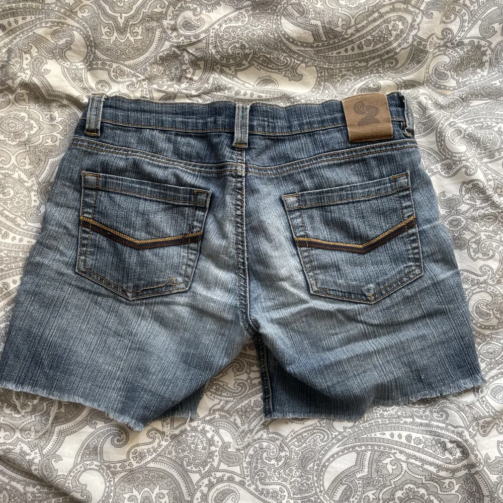 Säljer dessa jättefina jeansshorts ifrån stocker då de blivit för små på mig! Köpta secondhand för ungefär ett år sedan och har använts cirka 3 gånger bara. . Shorts.