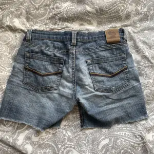 Säljer dessa jättefina jeansshorts ifrån stocker då de blivit för små på mig! Köpta secondhand för ungefär ett år sedan och har använts cirka 3 gånger bara. 