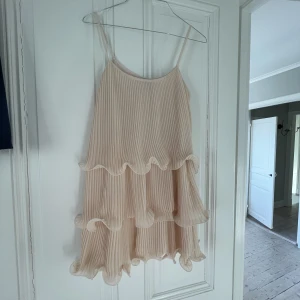 Volang klänning - Super fin volangklänning som liknar other stories klänningen (se på andra bilden). Nästan aldrig använd då den inte passade mig❤️ Perfekt nu till sommarn och skolavslutningen! Skriv vid fler frågor💕 Startbud ligger på 350 kr! Bud nu på 400 kr