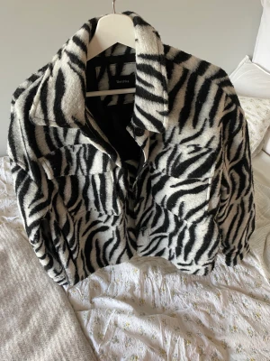 Jacka  - Jacka som passar S/M! Använd en gång. 