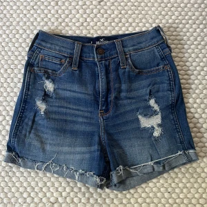 Jeansshorts - Högmidjade Jeansshorts från hollister, väldigt stretchiga och sitter snyggt på Frakt tillkommer 