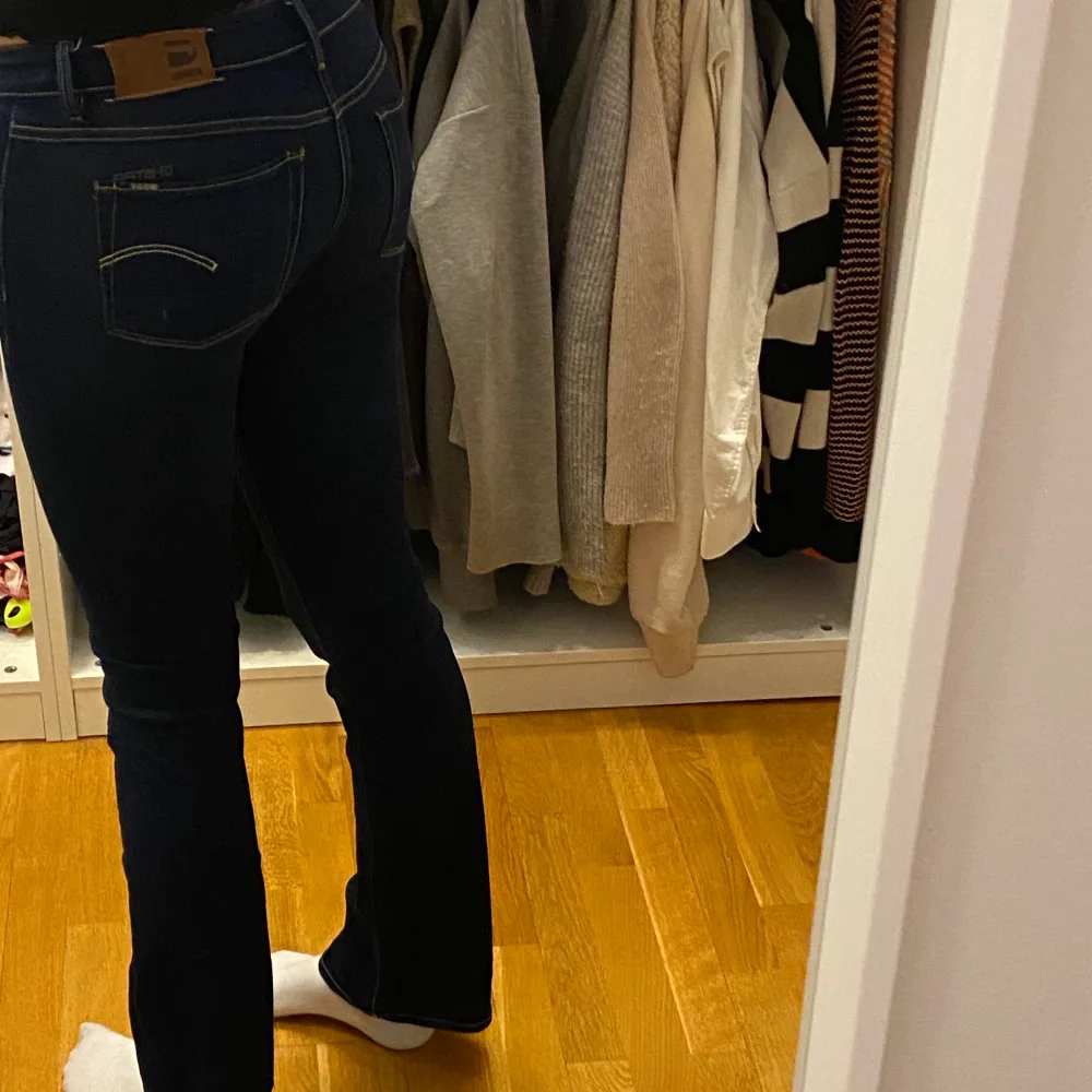 Lågmidjade mörkblå jeans💗Små i storleken! Köparen står för frakt . Jeans & Byxor.