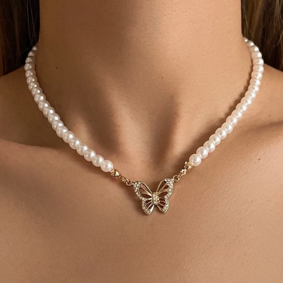 Pärhalsband med fjärilsberlock