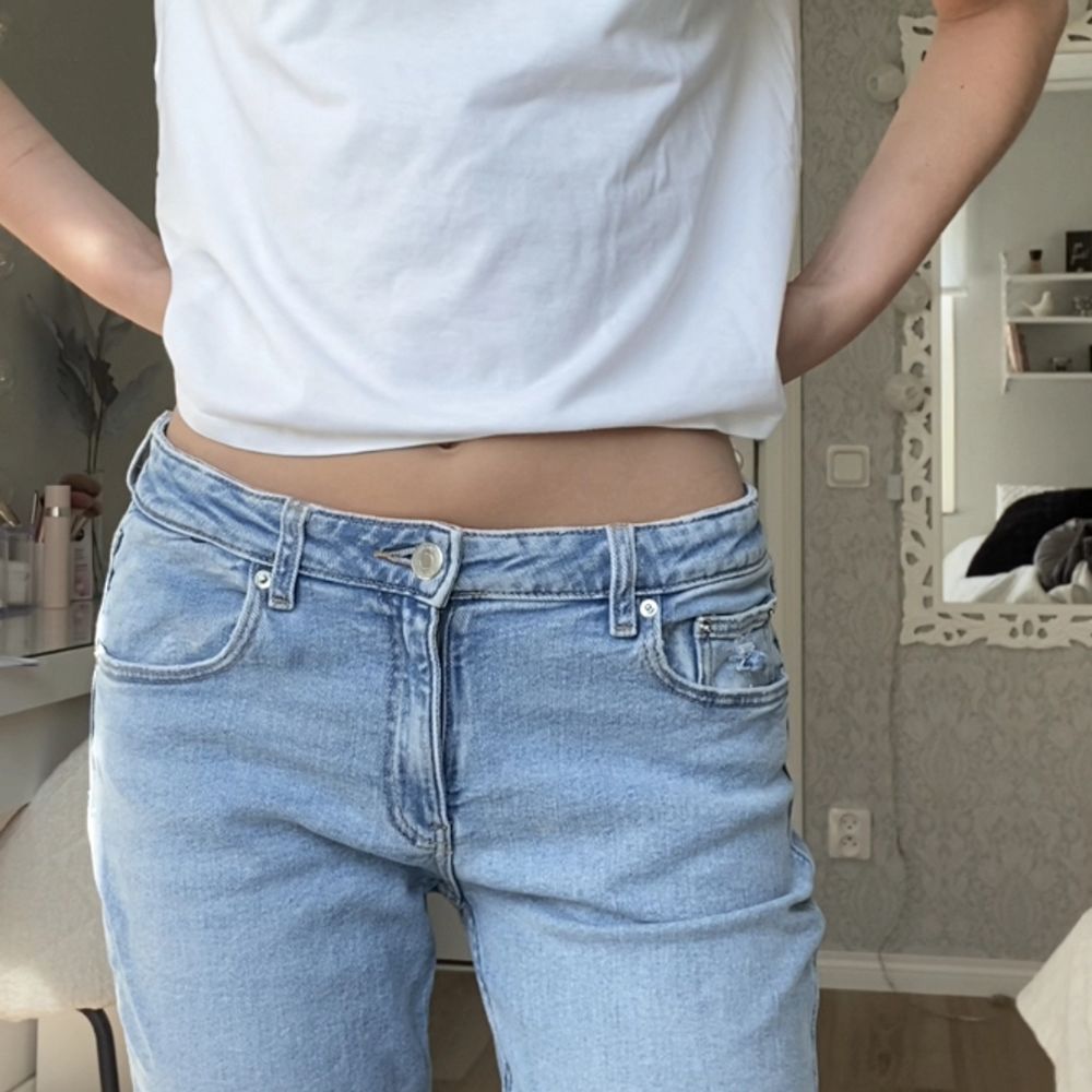Low waist bootcut jeans från Gina young, storlek 164 men passar mig som är 169 cm🤍knappt använda så i superfint skick!. Jeans & Byxor.