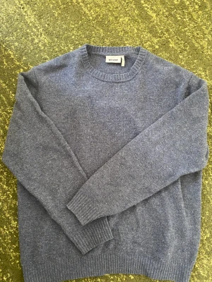 Weekday sweatshirt  - Stickad sweatshirt från weekday  Storlek: L Pris: 200kr Frakt: 66kr med postnord 