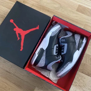Air Jordan 3 Retro Cement 2011 - Nya i kartong! Kvitto finns.   Finns att hämta i Stockholm! Kan även tänka mig ett byte 👍🏿 ps har strl 42 