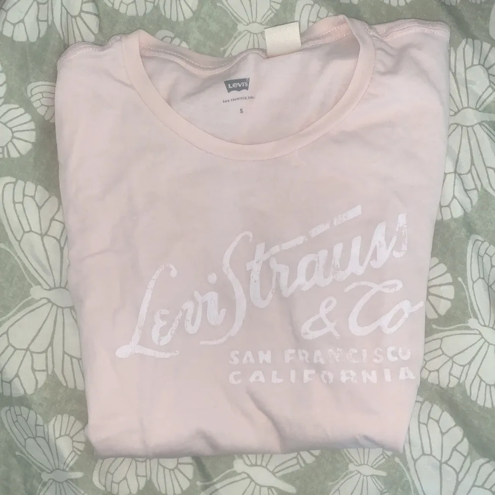 Fin och tunn t-shirt från Levis i storlek S. Den är lite smått skrynklig men stryker innan jag postar💗. T-shirts.