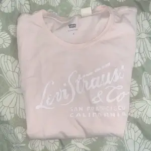 Fin och tunn t-shirt från Levis i storlek S. Den är lite smått skrynklig men stryker innan jag postar💗