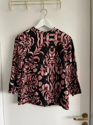 Blus - Blus med mönster från Vero Moda 