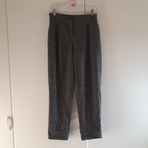 Byxor - Rutiga byxor från monki, aldrig använda.