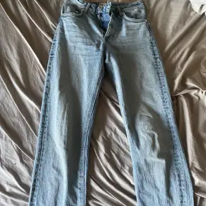 säljer denna snygga jeans ifrån Zara❤️ storlek 32, vid intresse så kan jag skicka flera bilder🌟 Köparen står för eventuell frakt!