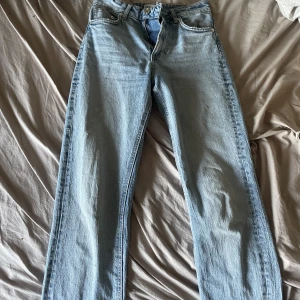 Jeans  - säljer denna snygga jeans ifrån Zara❤️ storlek 32, vid intresse så kan jag skicka flera bilder🌟 Köparen står för eventuell frakt!