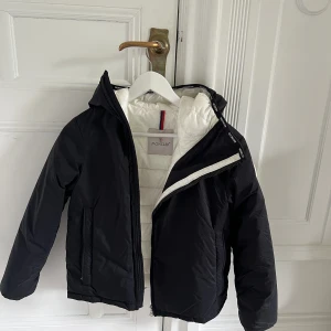 Moncler jacka, 12 år - Äkta moncler tunn dunjacka, svart på utsidan och vit på insidan, . Inga defekter. Nypris 4500. Skriv för mer bilder. 