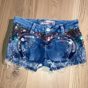 sjukt söta shorts frön märket crash jeans med extravaganta detaljer, älskar dessa men de var tyvärr för små för mig.