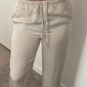 Satinbyxor beige - Fina satinbyxor i beige i toppskick  Skicket är som på bilden, ni står för frakt. Samfraktar gärna! 💗