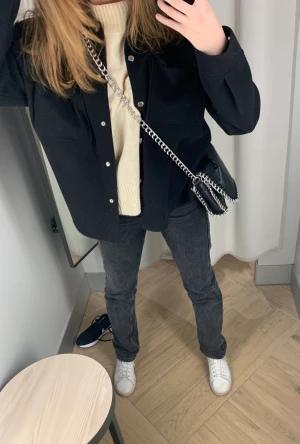 Tiamo pricilla väska - Säljer min tiamo pricilla väska då den inte kommer till användning längre! Skriv för fler bilder🫶 köpte för 500kr!