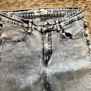 Hej! Jag säljer en riktigt ljusblå jeans från New yorker storlek 29. Den är helt ny och oanvänd ganska stretchiga!👖