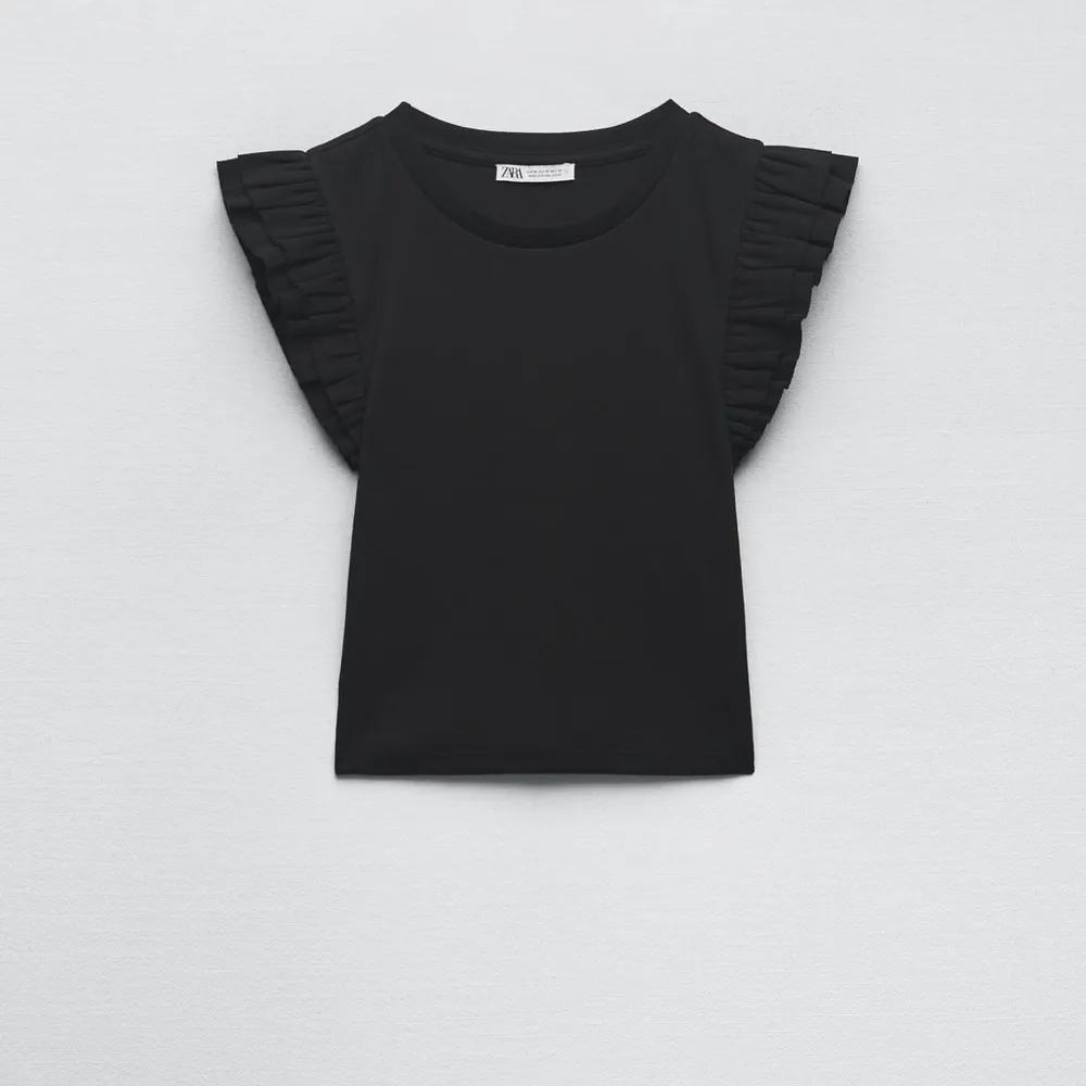 Säljer denna dina tröja eftersom den inte kommit till användning det senaste! Nypris: 119kr ( Köparen står för frakten ) . T-shirts.