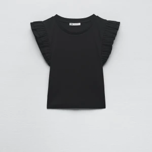 T-shirt🖤 - Säljer denna dina tröja eftersom den inte kommit till användning det senaste! Nypris: 119kr ( Köparen står för frakten ) 