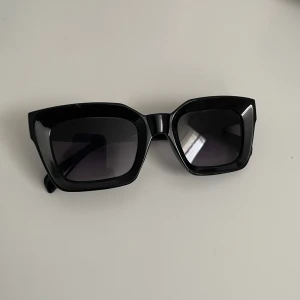 Solglasögon  - Från na-kd Knappt använda