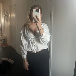 Skjorta/blus - Skitsnygg vit skjorta/blus 💙 säljer då den tyvärr inte används 