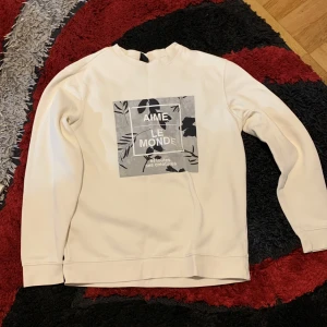 Hoodie - Fin Hoodie utan luva. Använd ett par gånger men är som ny. Tröjan har ett reflex på som man kan se på bilden. Storlek M