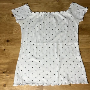 Hollister off shoulder   - Off shoulder topp från hollister med små stjärnor på (syns på andra bilden). Superfin till jeans och kjol och perfekt till sommaren. Välanvänd men i fint skick. Storlek: S