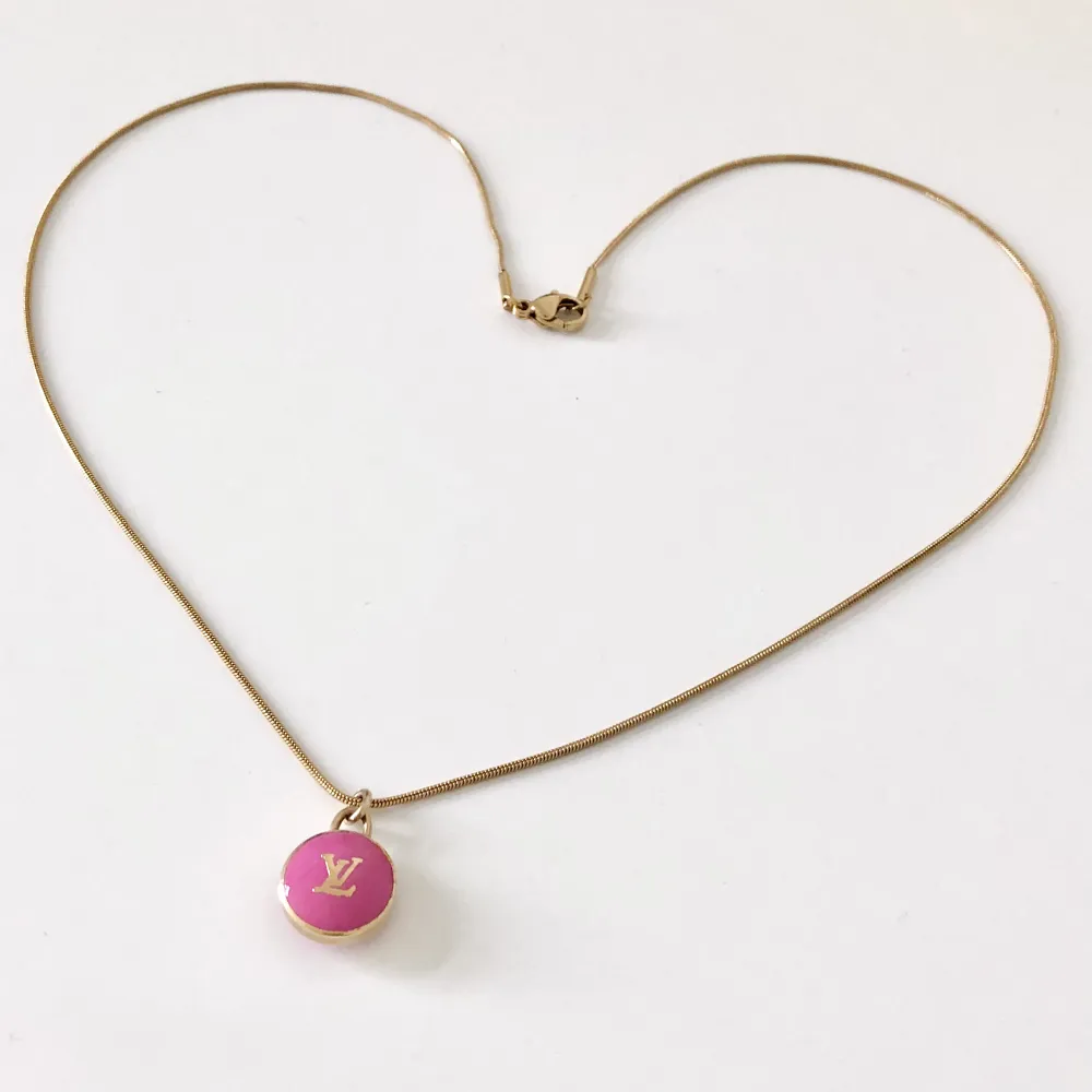 Rosa Louis Vuitton halsband köpt på Vestiaire 2021 för 1500 kr.  Hänget kommer från en pastilles bag charm och är 1,2 cm i diameter. Kedjan är 47 cm lång. Endast använd vid två tillfällen och är som ny! Kvitto finns. . Accessoarer.