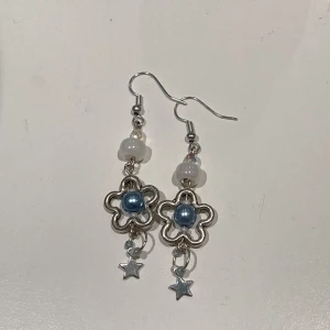 Y2k örhängen - Sjuuukt fina örhängen! Älskar dom så mycket men säljer efter att ha haft dom ett Rahm nu! Har bytt själva örhänges dock så dom är fräscha! 