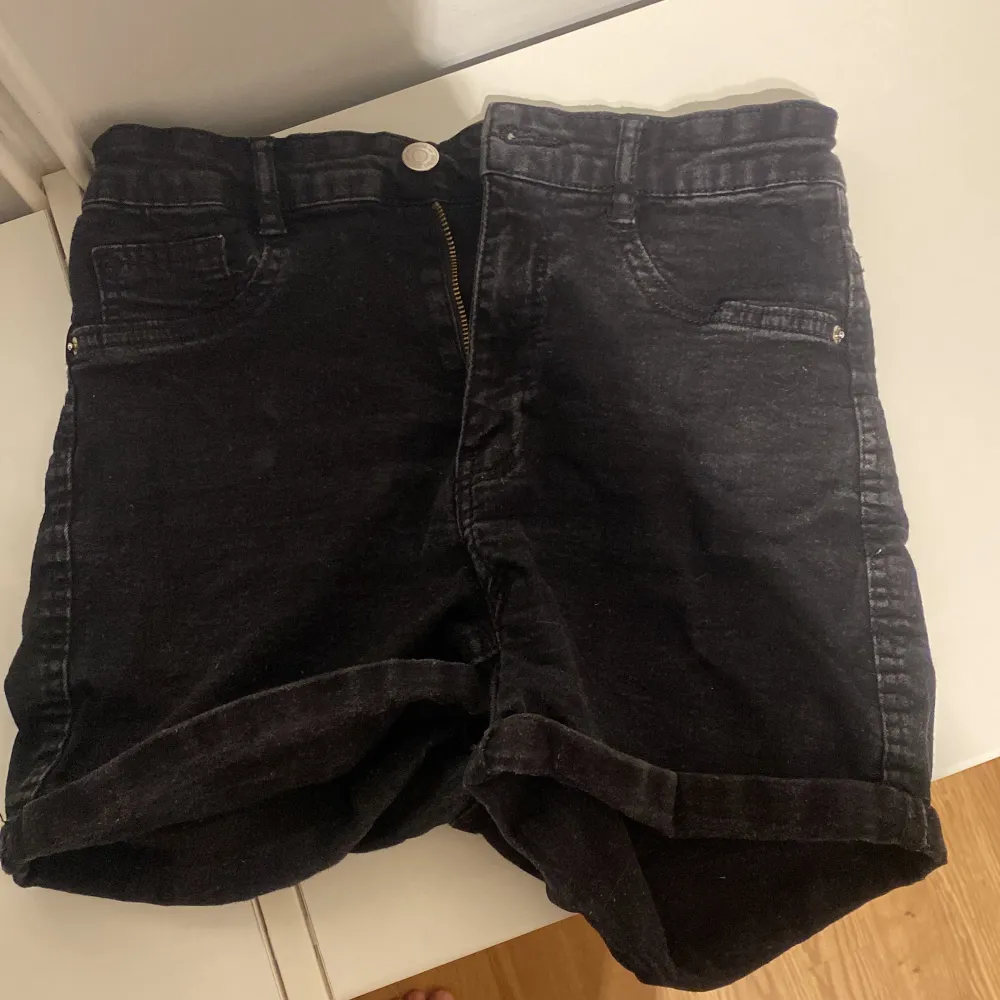 Säljer dessa jeans shorts då de inte används! Använda kanske 2 gånger!. Shorts.