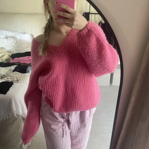 Stickad tröja - Stickad tröja från nio noir, perfekt till sommarkvällarna!💕Ordinarie pris är 900kr