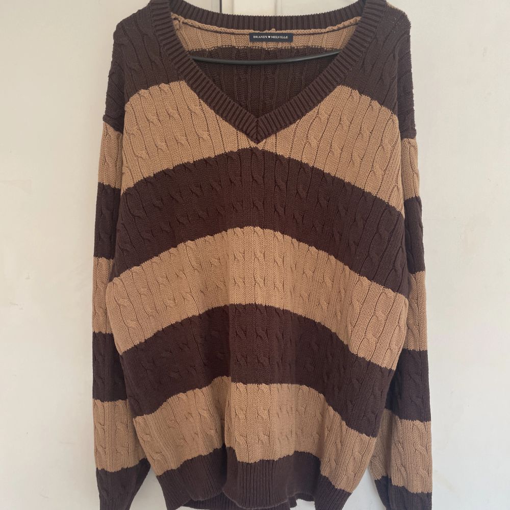 Jätte fin Brandy Melville sweater i nyskick använd bara 2 ggr utan nagra defekter💗💗pris är diskuterbart💗. Tröjor & Koftor.
