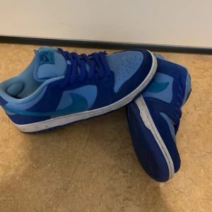 Nike sb dunk low raspberry blue  - Säljer mina sb dunks, stl 43 Använda ca 5-6 gånger Skick 8/10 Nypris 3500:- Priset ej hugget i sten! Betalning sker via swish ÖPPEN FÖR BYTEN  