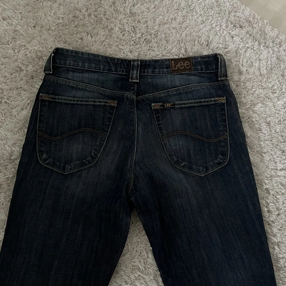 mörkblåa jeans från Lee straight leg/ flare. Jeans & Byxor.