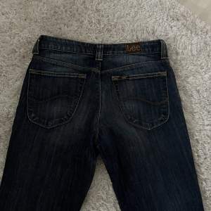 mörkblåa jeans från Lee straight leg/ flare