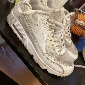 Skor  - Lite slitna där av priset 