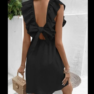 Svart klänning  - Säljer denna jättefina klänningen med knyte bak i ryggen❤️köparen står för frakten. bilderna är lånade!