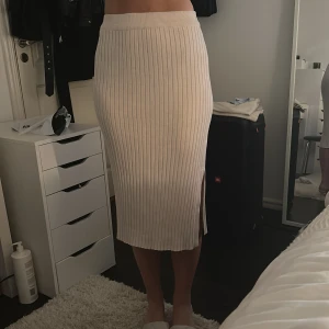 Beige stickad kjol  - Xs passar även S  Köpt från mq, märket stockh ml
